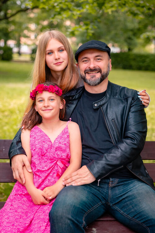 rodina v parku, rodinné focení ,rodinný fotograf Plzeň, Borský park Plzeň, šťastný otec