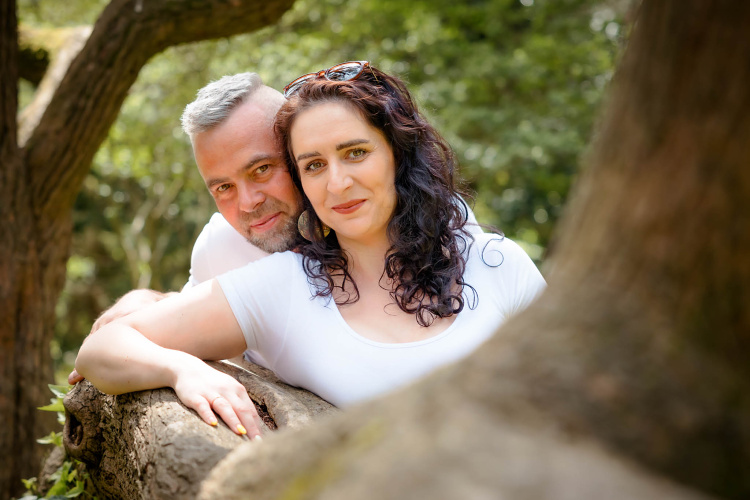 párodná fota, muž a žena, botanická zahrada Bratislava, strom, zamilovaný pár, rodinný fotograf, focení v parku, veselý pár, rodinná fotka